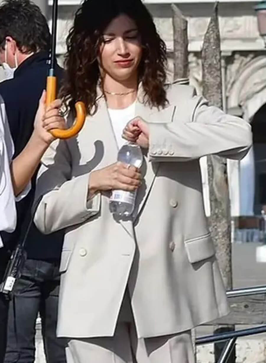 Úrsula Corberó White Blazer