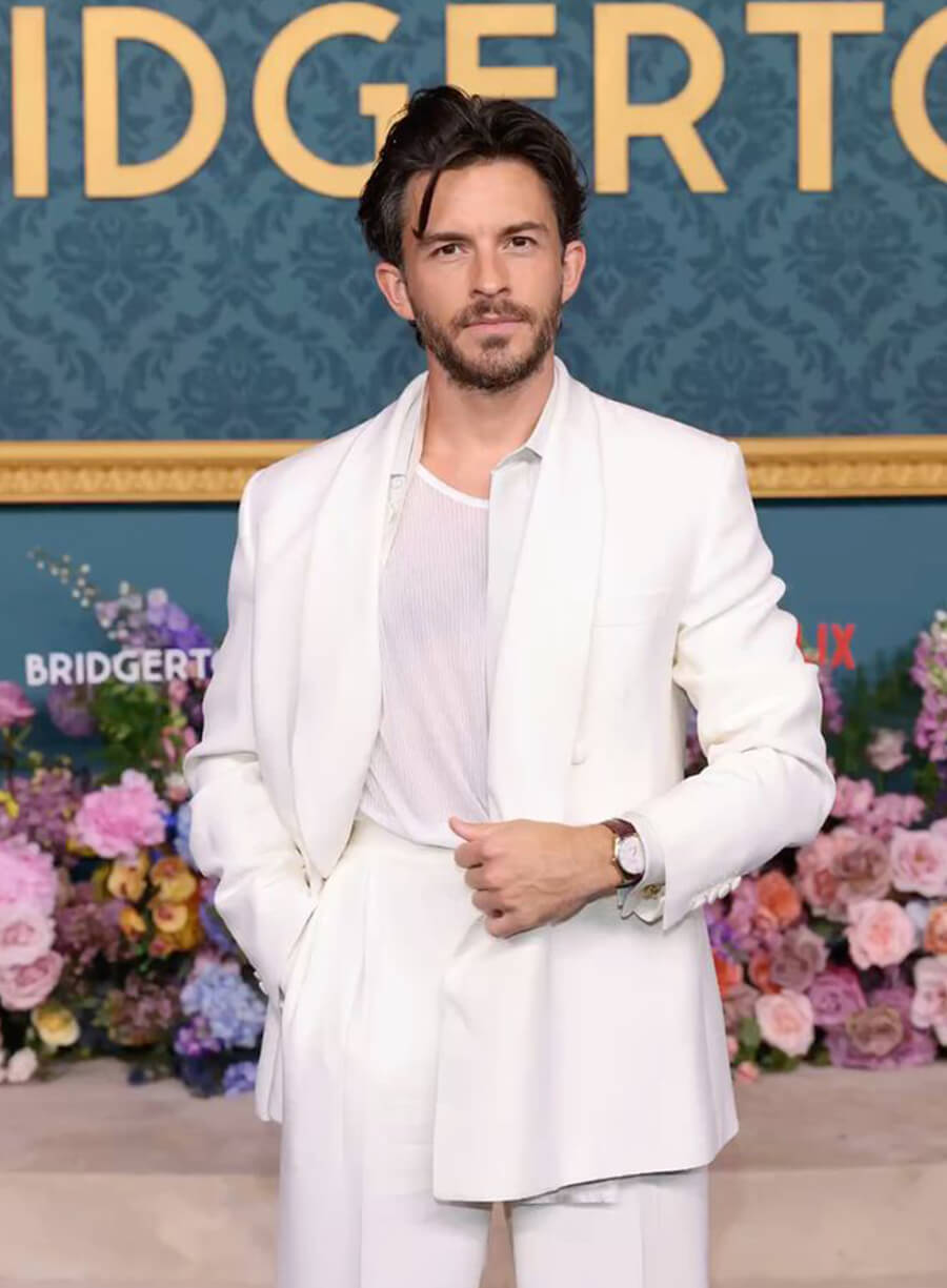 Jonathan Bailey Bridgerton Premiere White Suit