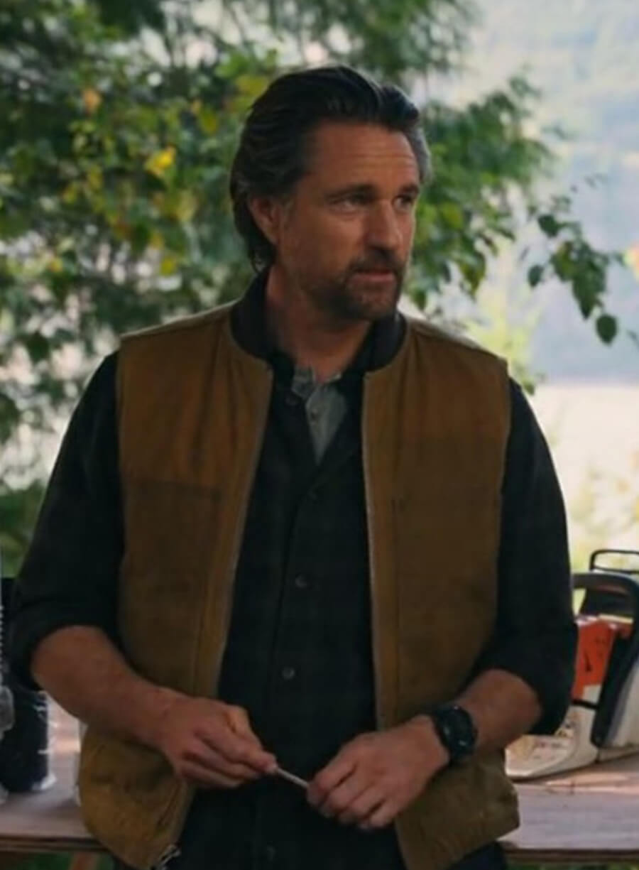 Martin Henderson Virgin River S05 Brown Vest
