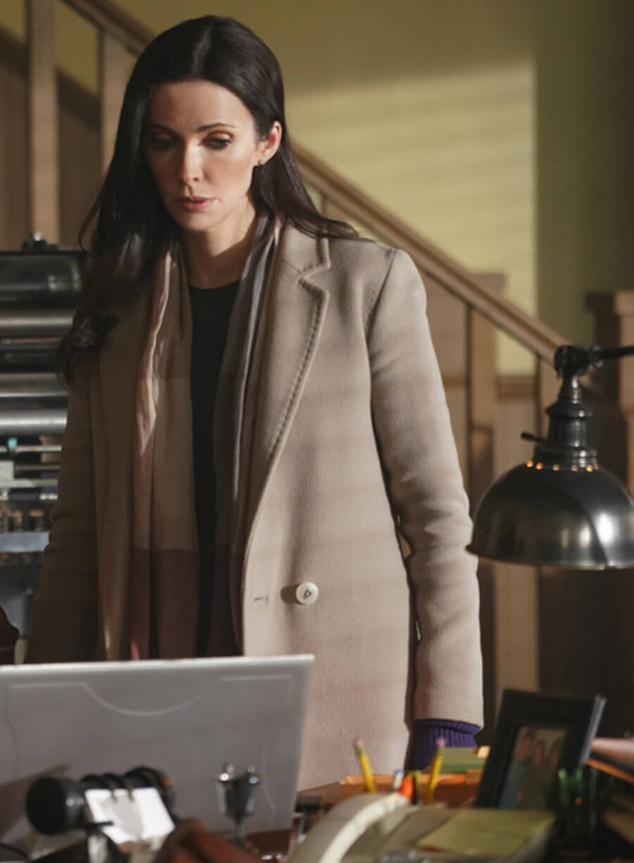 Bitsie Tulloch Superman & Lois S02 Coat
