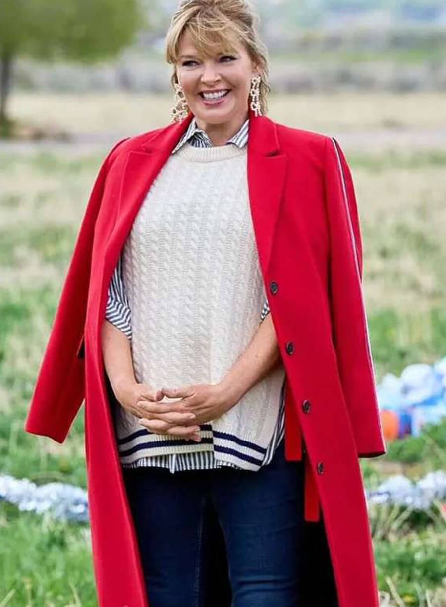Melissa Peterman Finding Mr. Christmas S02 Red Coat