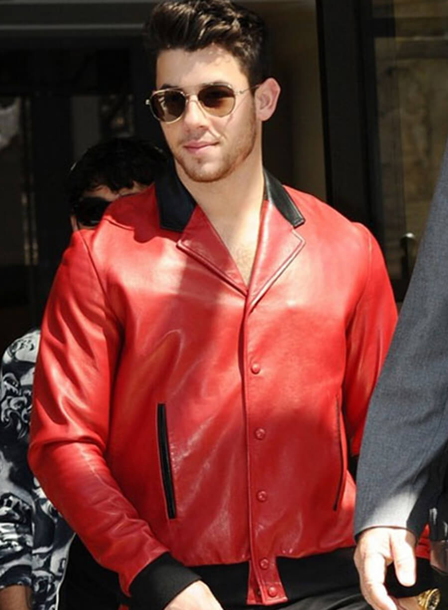 nick jonas red dress shirt Nick Jonas se rob todas las cmaras al lucir la forma perfecta de combinar tus bandanas para realzar un outfit. Adems, el cantante tiene una nueva coleccin de relojes autntica, nostlgica